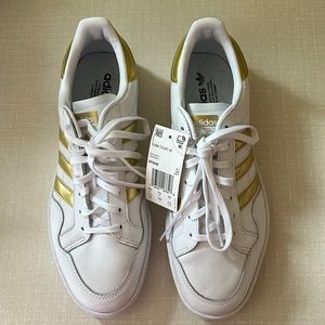 Adidas NWT Team Court sneakers w gold trim. Size 11.